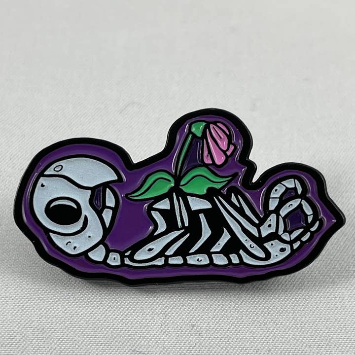 Alfiler de esmalte suave con forma de esqueleto que brilla en la oscuridad de 1.75 pulgadas de AN EX PARROT para venta al por mayor de The Black Lagoon Room