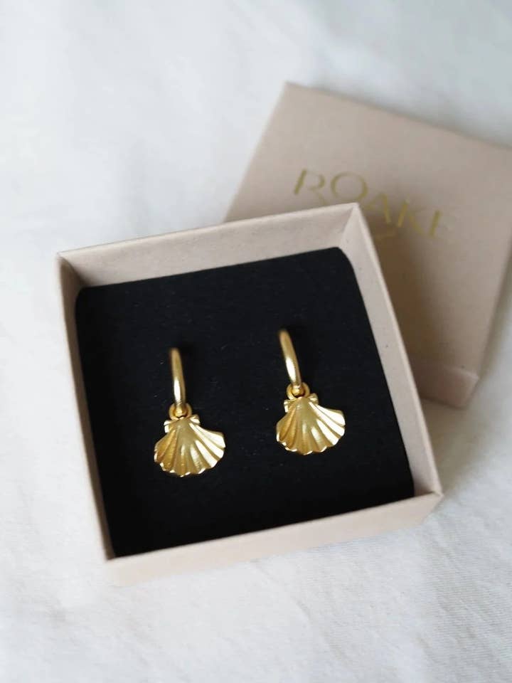 Musselskalsörhängen med guldberlock för wholesale av Roake Studio