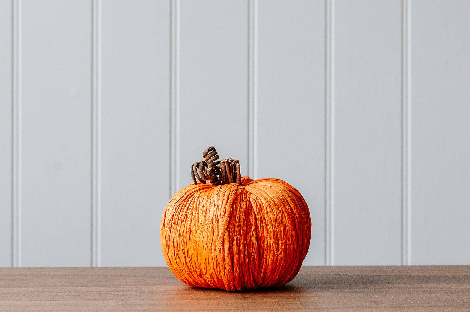 We Love Seasons Ltd - Vente Décorations de table - Citrouille en paille orange faite à la main avec tige décorative