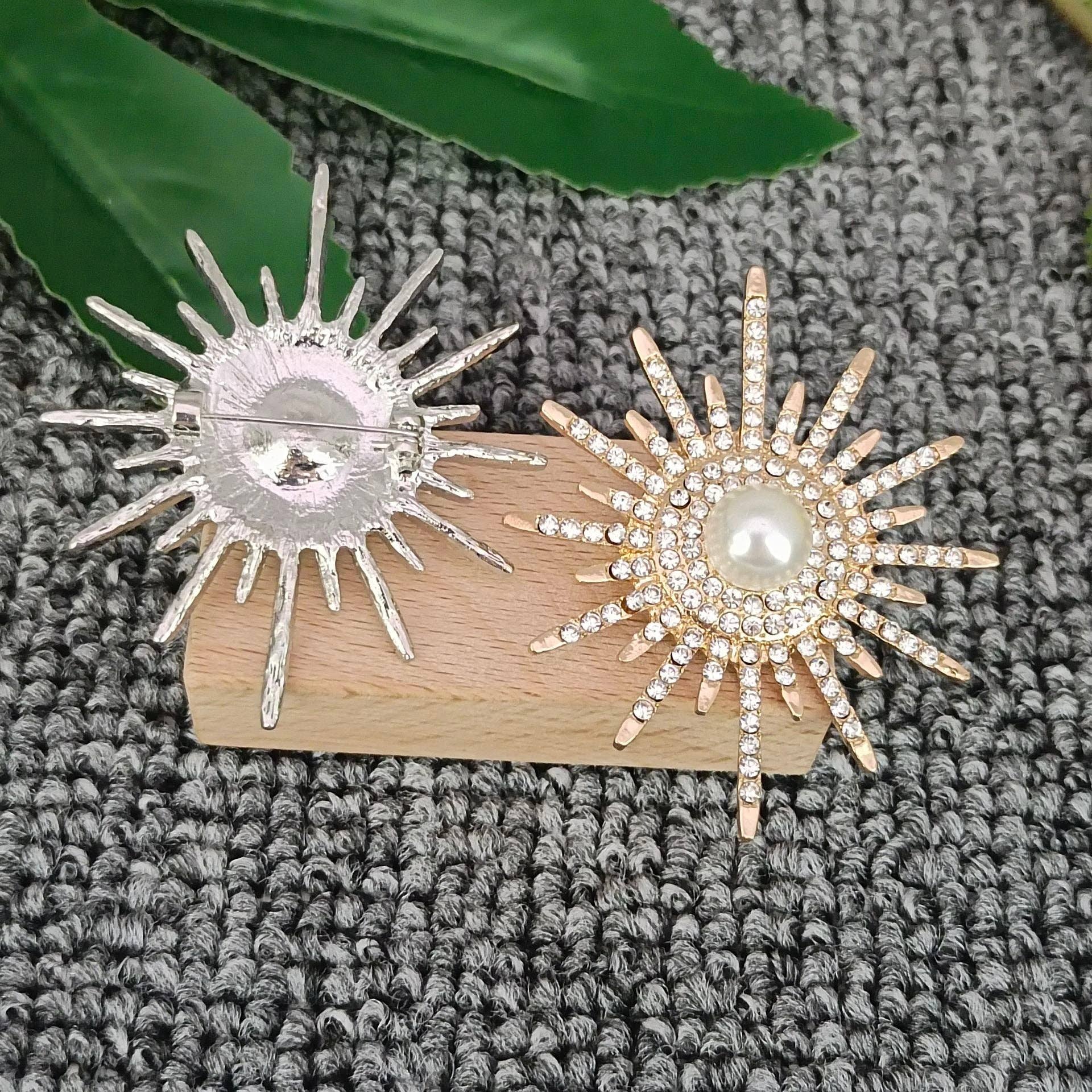 Mio Queena – Engroshandel Broche – Solsikke-broche i metal med cubic zirkonia6