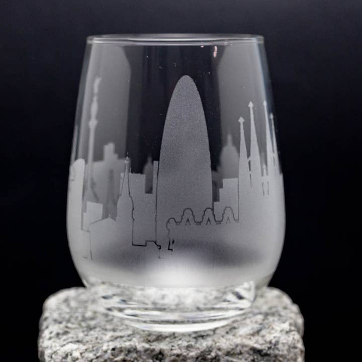 Verre à vin Skyline de Barcelone, Espagne pour la vente par Urban & Etched