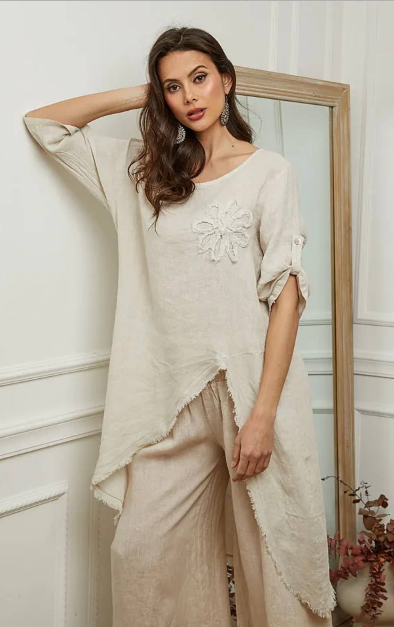 LÉA & LUC – Großhandel Kleid – Damen – 100 % Leinenkleid mit Blumenmotiv auf der linken Brust, REF. 724813