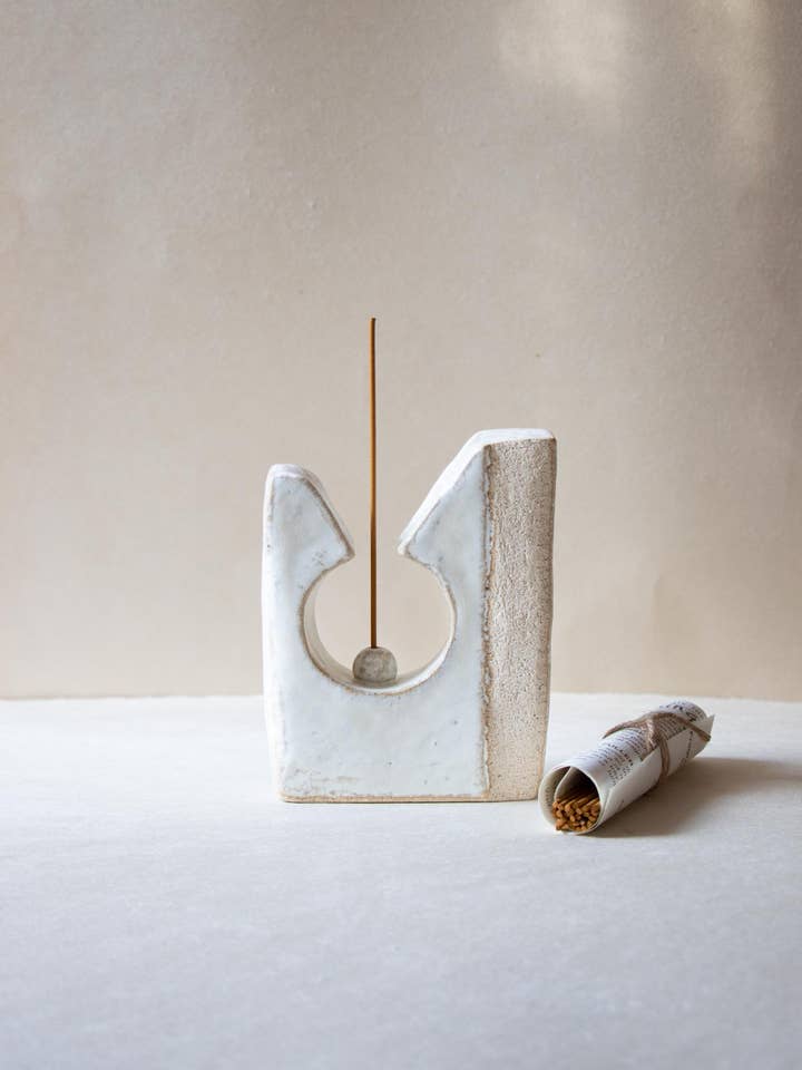 "UNTITLED II" - SCULPTURAL INCENSE BURNER per la vendita all'ingrosso da parte di Claire Lune