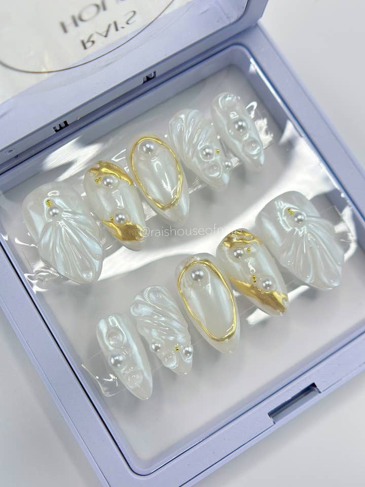 "Hvide og gyldne muslingeskaller" Klar til afsendelse sæt i størrelse ekstra large, form mandel medium for engroshandel hos Rai's House of Nails