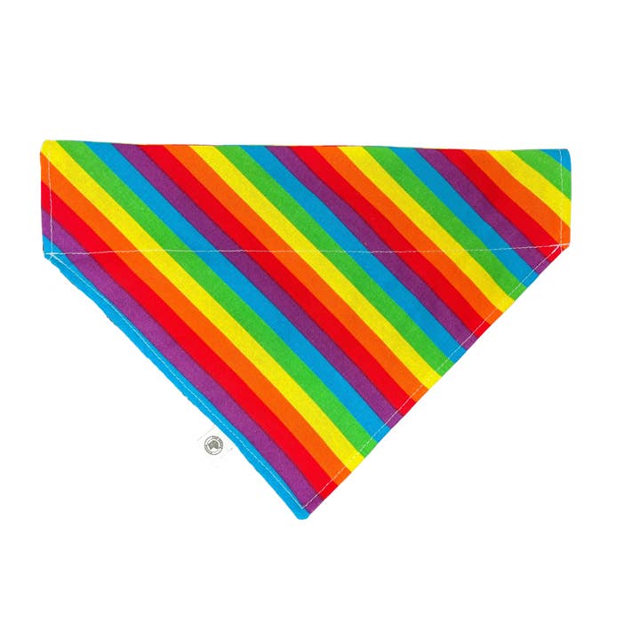 Le bandana arc-en-ciel pour la vente par The Maine Pooch LLC