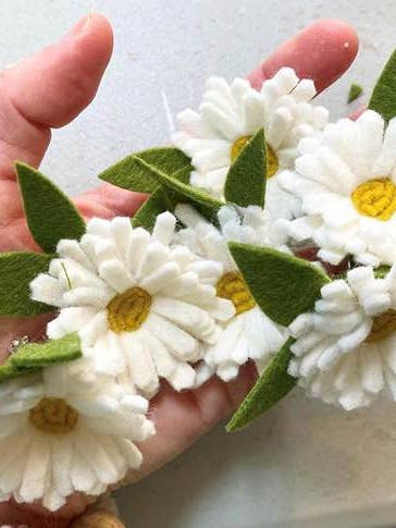 Broche à fleurs de marguerite pour la vente par Pea Soup