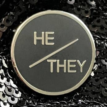 Han/De Pronomen Pin för wholesale av Queen On The Scene