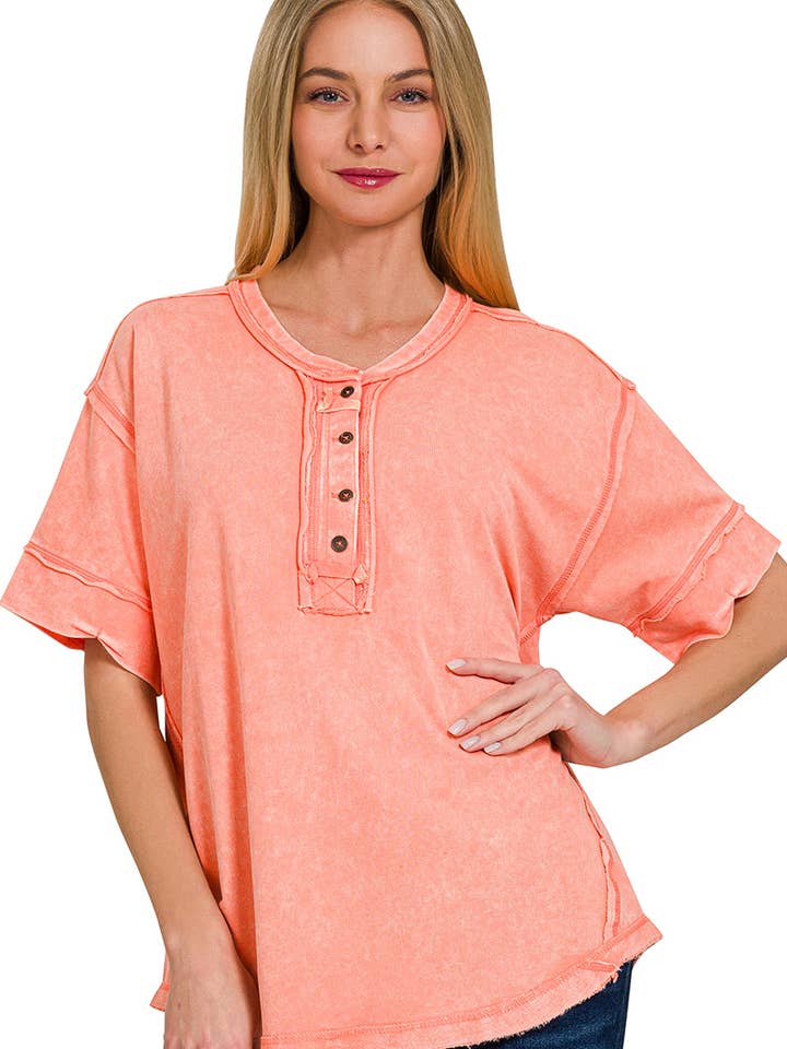 .._ Haut à fermeture boutonnée avec bord brut lavé et détails pour la vente par 42POPS