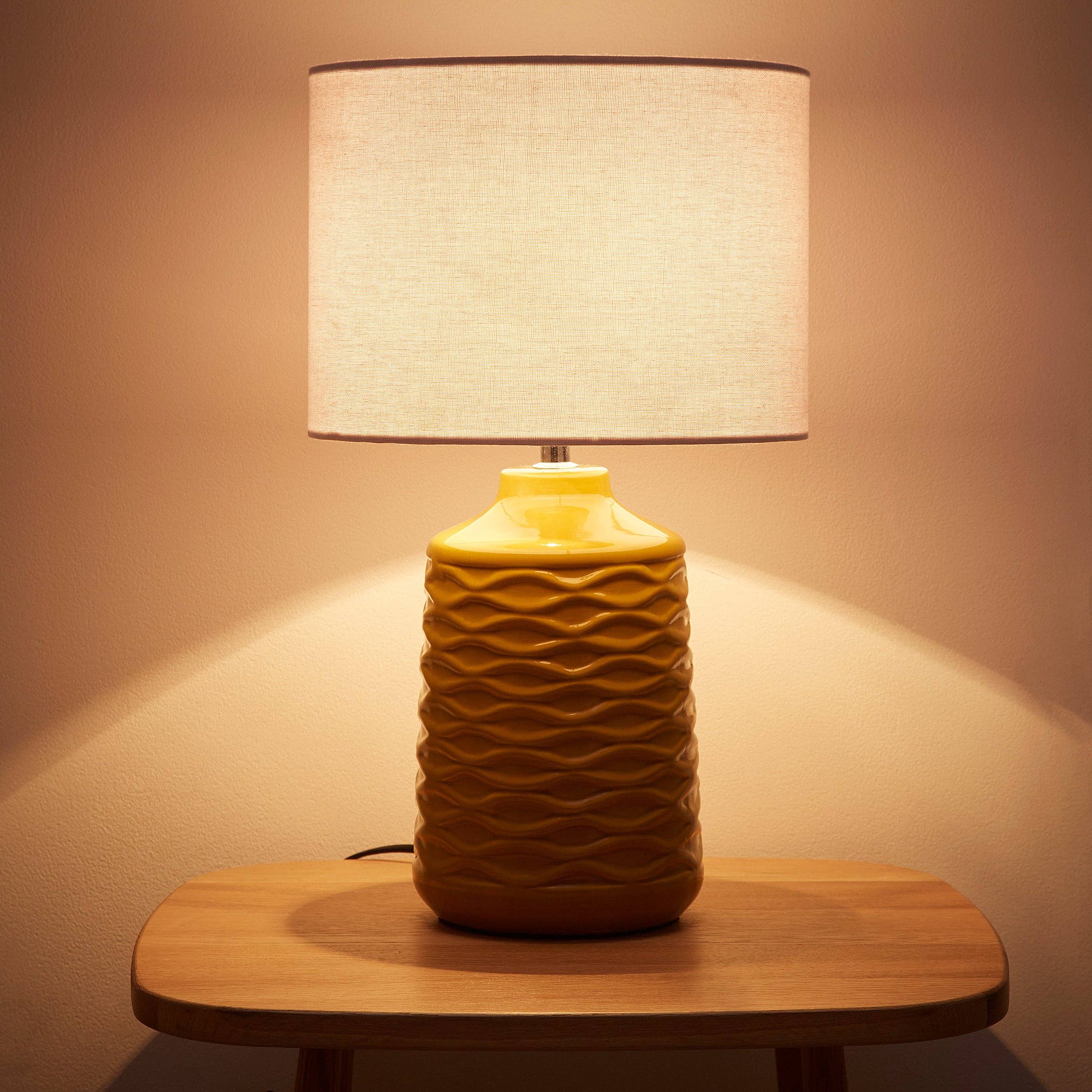 K LIVING – wholesale Accent/desk lamp – Ivy Textured Ceramic Table Lamp With White Linen Shade3