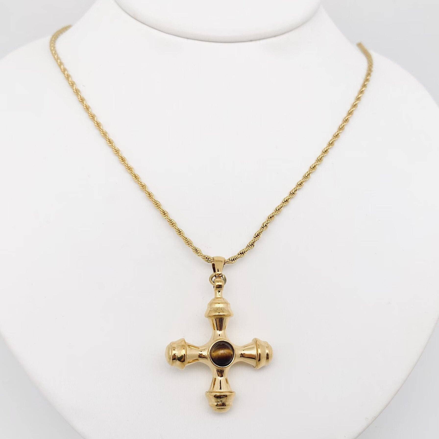 Mio Queena – Großhandel Kette mit Anhänger/Charm – Kreuz aus 18 Karat vergoldetem Edelstahl mit Steinhalskette1