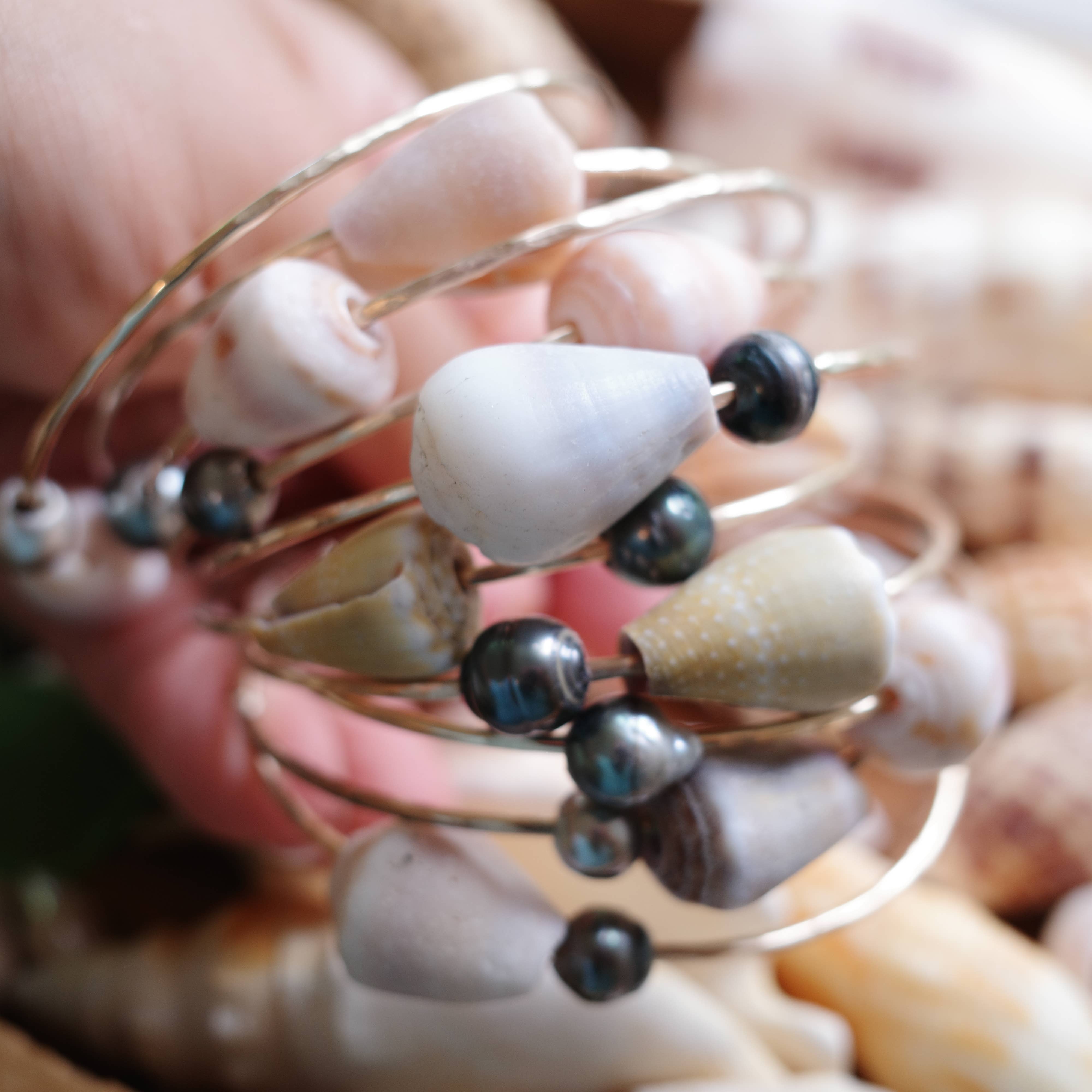 Flotsam & Co. Hawaii - Vente Bracelet jonc - Bracelet jonc perle de Tahiti et coquille cône6