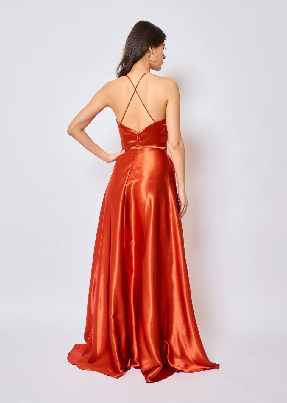 Eva & Lola - Epsilonn – Engroshandel Aftenkjole - Dame – Lang flydende satin kjole med åben ryg - HM218815