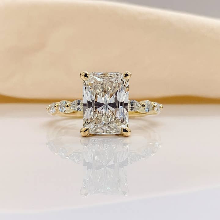 Triple C Diamonds – wholesale Förlovningsring – Elegant Radiant Cut Hidden Halo Marquise Band 14K Massivt Guld Diamant Förlovningsring 2 till 4 Karat1