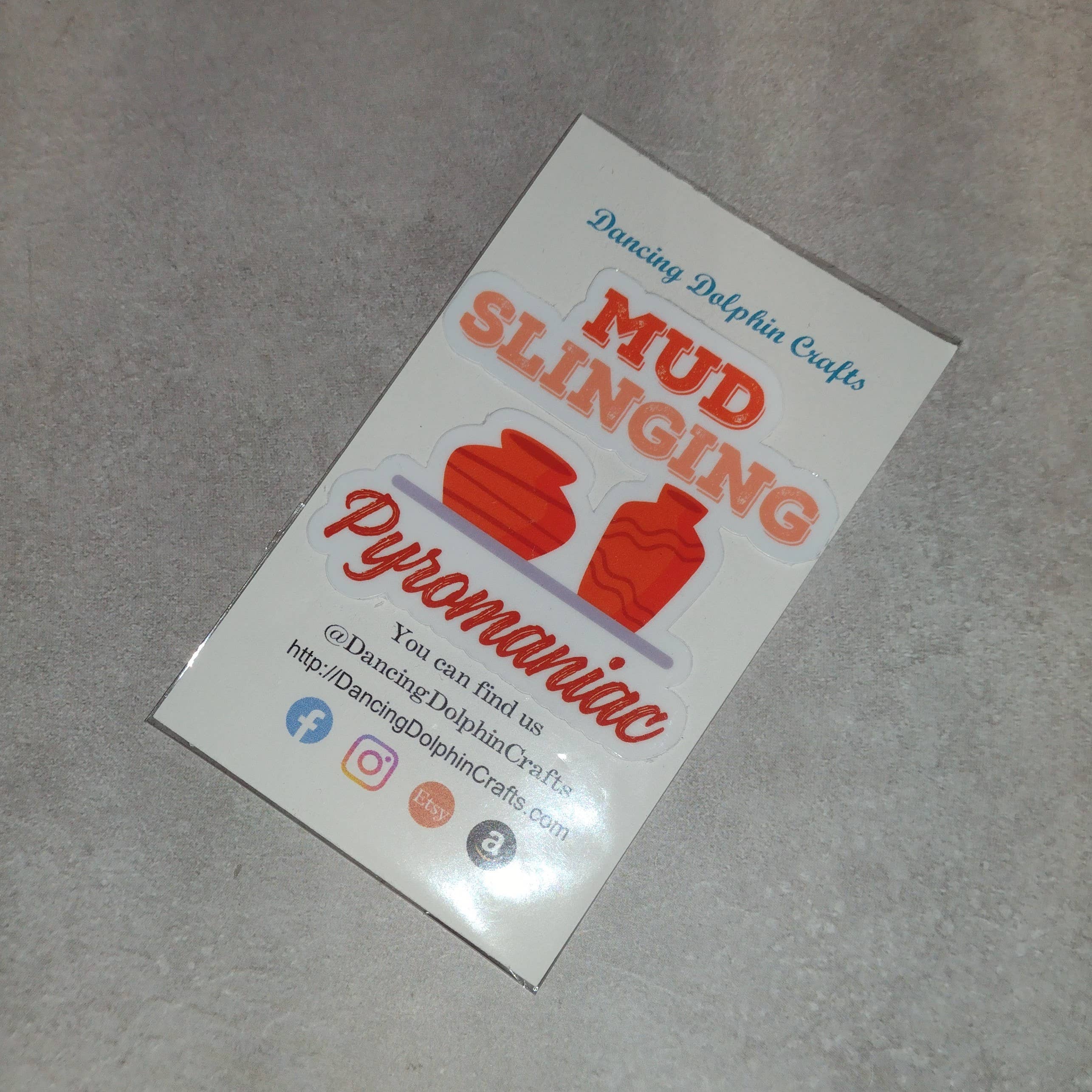 Dancing Dolphin Crafts – Engroshandel Klistermærke – Mudder Slinging Pyroman | Keramik klistermærke | Keramisk klistermærke5