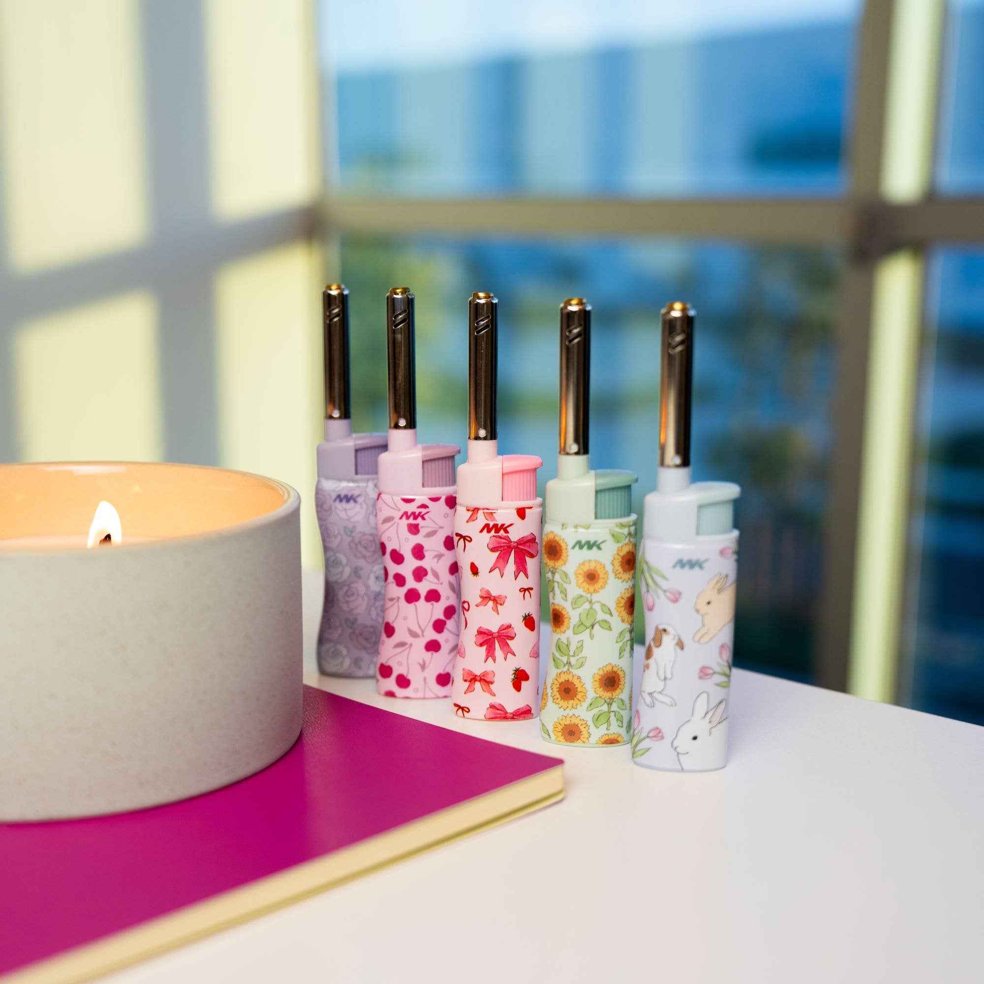 MK Lighter Company - Vendita all'ingrosso Accendini - MK Lighter Company Set di 50 Accendini con Fiamma Antivento, Serie Charm6