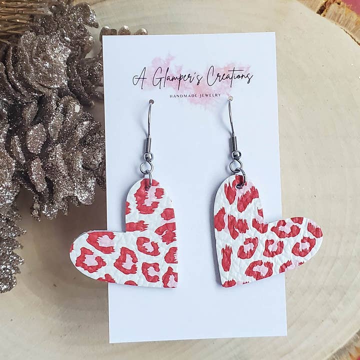 A Glamper's Creations LLC - Venta al por mayor Pendientes colgantes - Pendientes de piel con corazón de leopardo rojo y rosa para el día de San Valentín