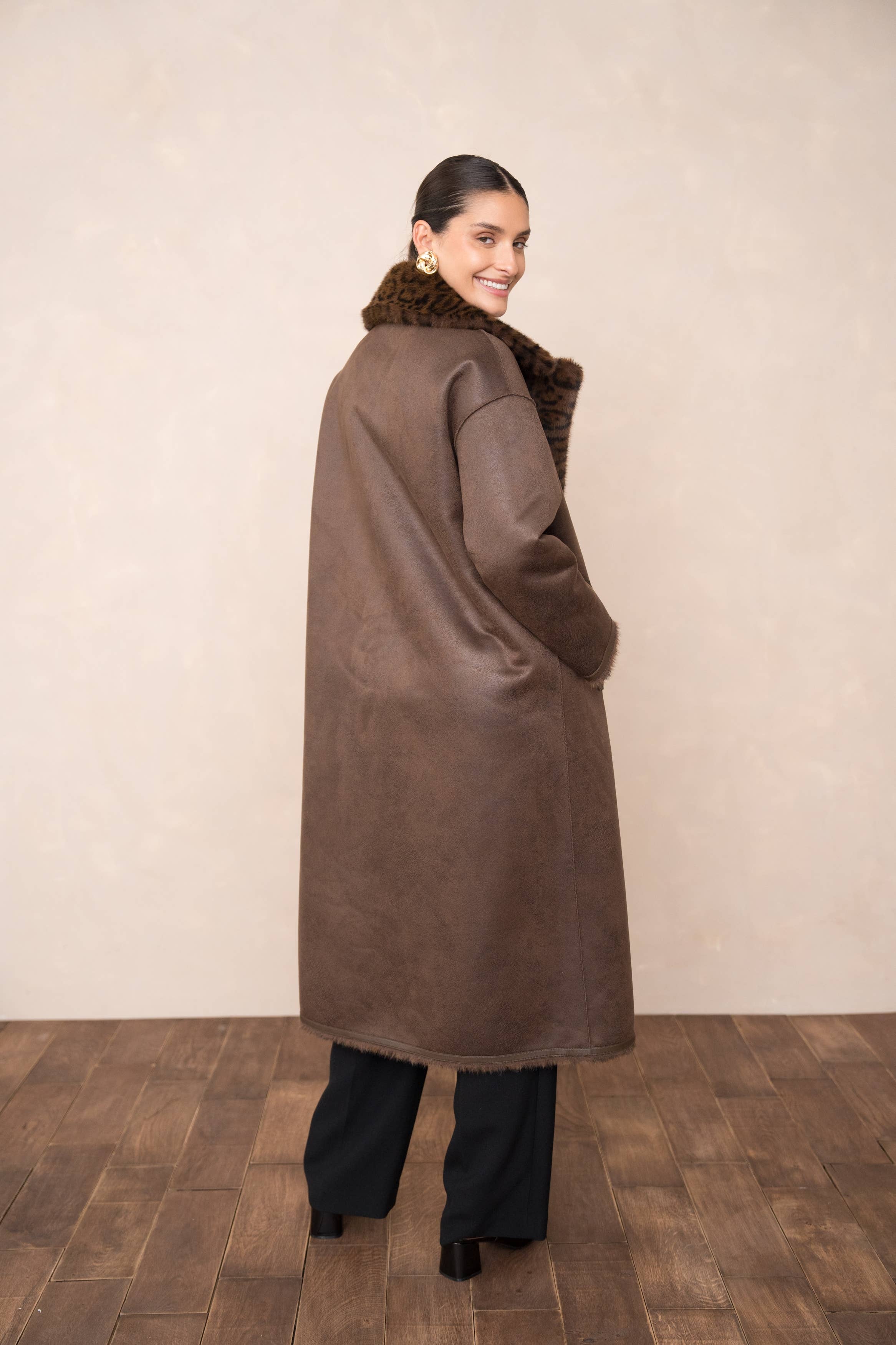 Attentif Paris - Wholesale Fur/Faux Fur Coat - Women's - Long synthetic fur coat with lapel collar21