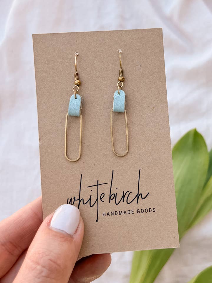 Boucles d'oreilles ovales en cuir bleu givré et laiton pour la vente par Whitebirch Handmade Goods