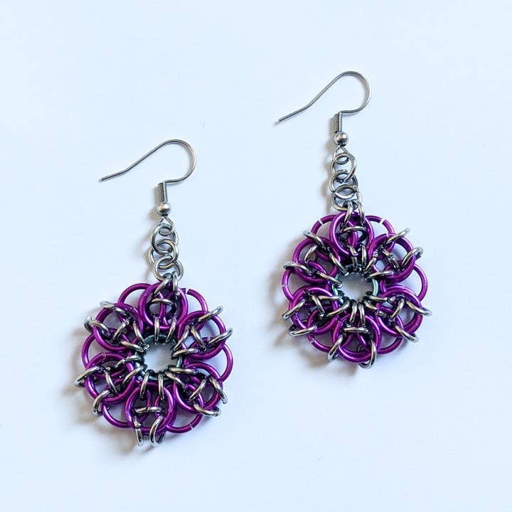 Synthetic Youths – Brincos de argola por atacado – Brincos Chainmaille de flor celta colorida13