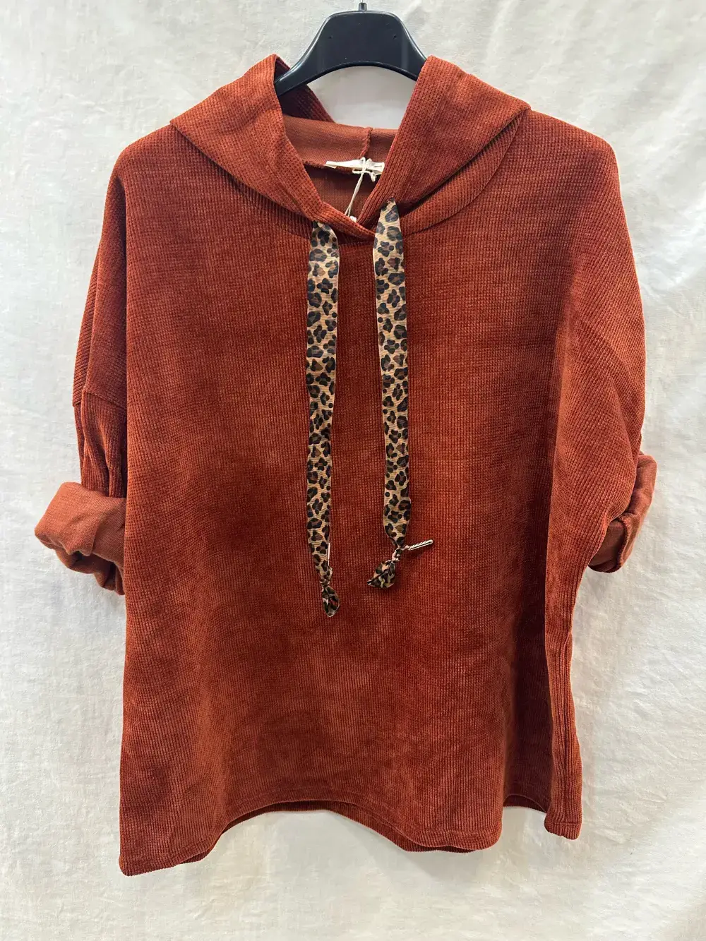 Mimi & Gogo – Großhandel Sweatshirt – Damen – Velourpullover mit Leoparden-Kordelzug2