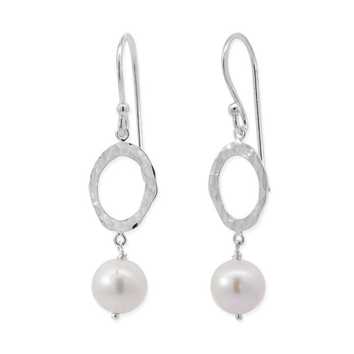 Hamrede ovale øreringe med perle (CDB 4573PRL) for engroshandel hos Boma Jewelry