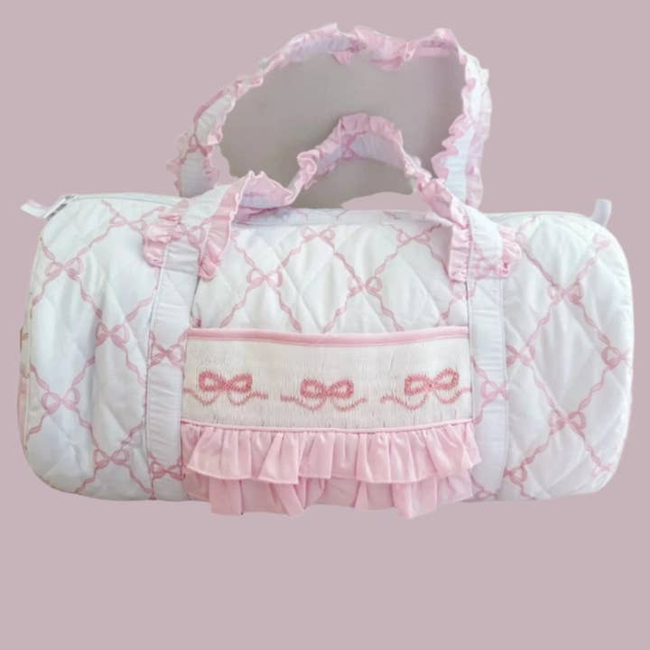 Carson and Friends Sac polochon smocké - Nœuds (tissu matelassé) pour la vente par Carson & Friends