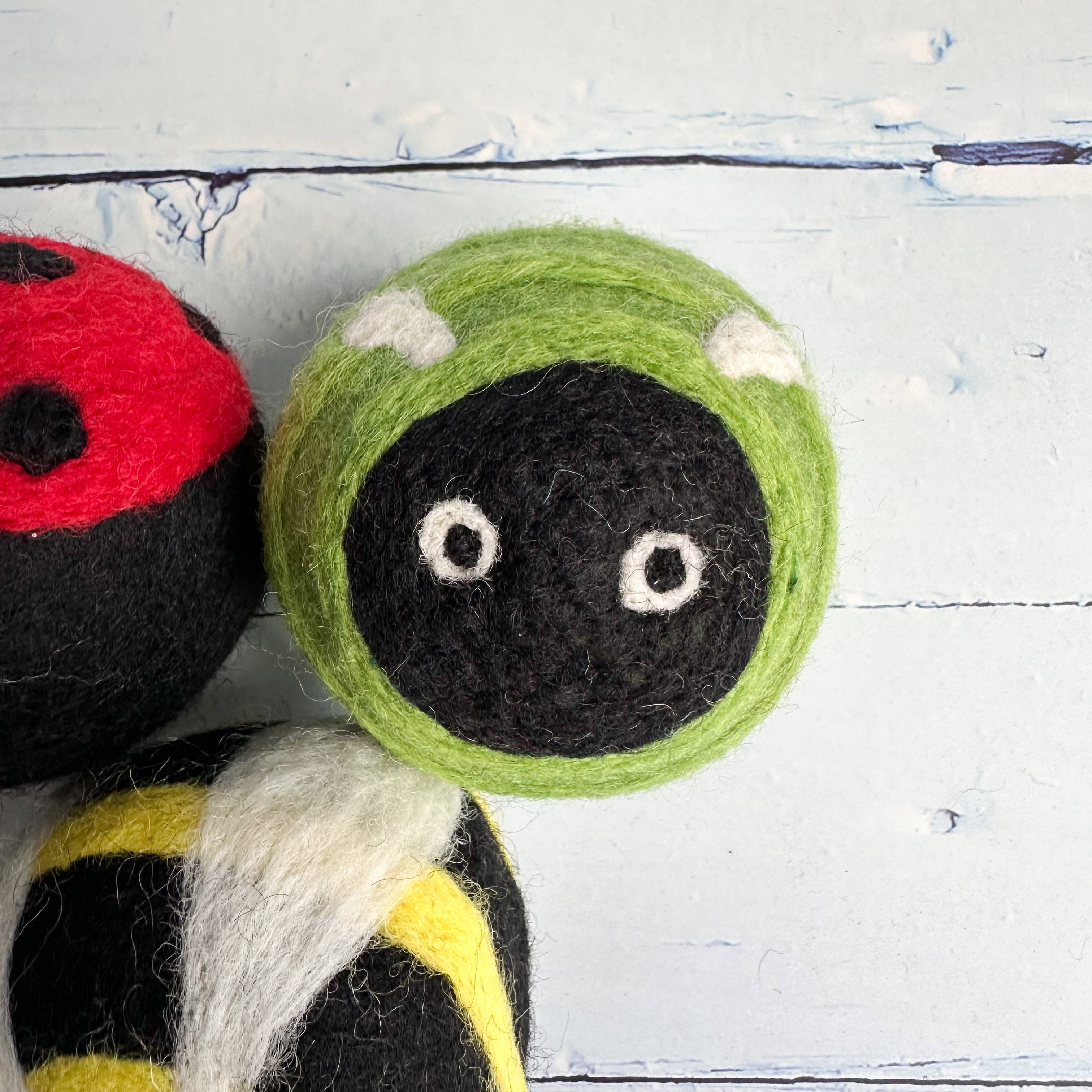 Sewing Seeds Play – Bolas para máquina de secar por atacado – Bolas de Feltro para Secador com Insetos do Quintal - Conjunto de 33