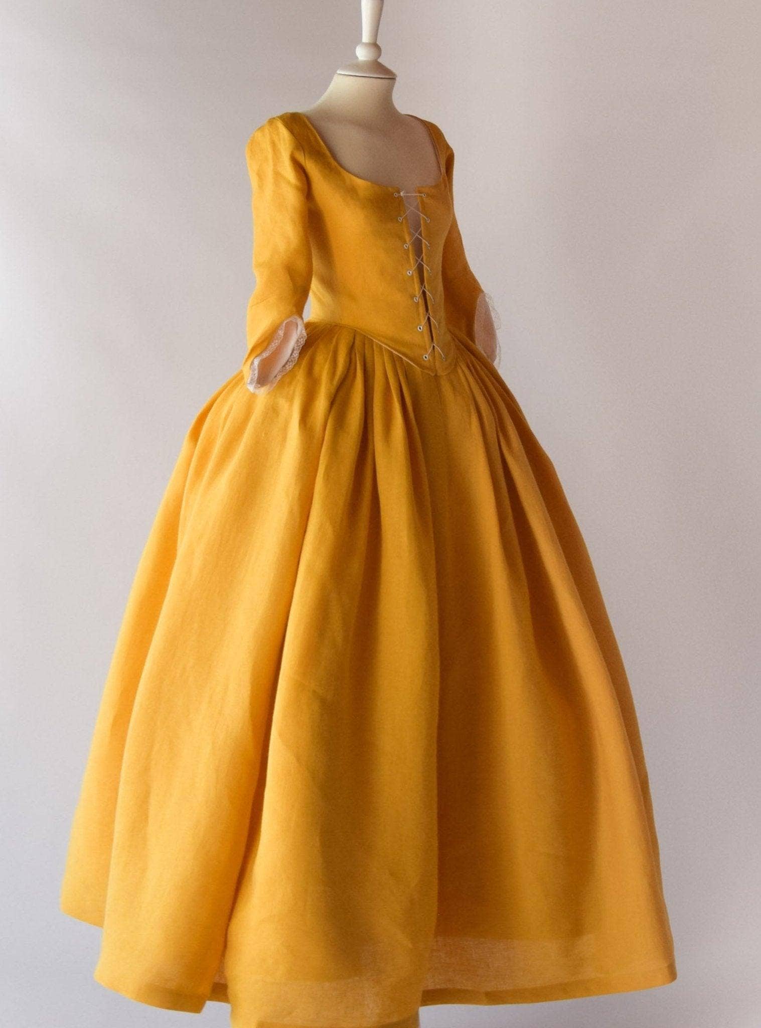 Atelier Serraspina – Großhandel Kostüm – Damen – LOUISE, Kleid aus dem 18. Jahrhundert Honiggelb4