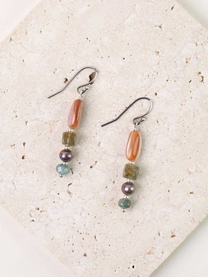Namaste Labradorit, Rosa Abalone, Süßwasserperlen Einfache Ohrringe für den Großhandel von Anne Vaughan Designs Jewelry