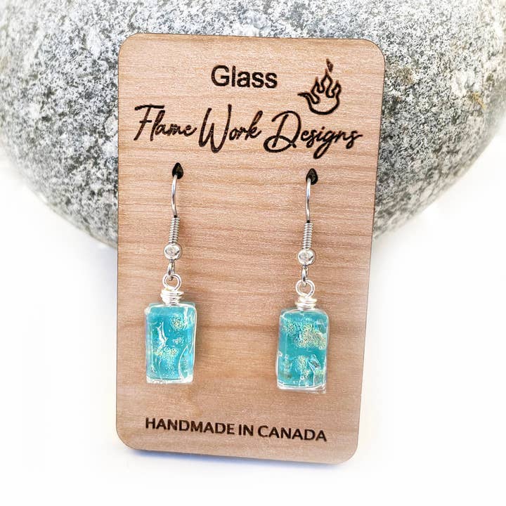 Boucles d'oreilles en verre dichroïque - Bleu clair pour la vente par Flame Work Designs - Glass Jewelry