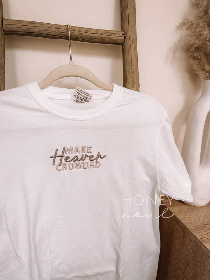 Geborduurd Make Heaven Crowded zomerT-shirt WIT voor wholesale door Honey Soul LLC