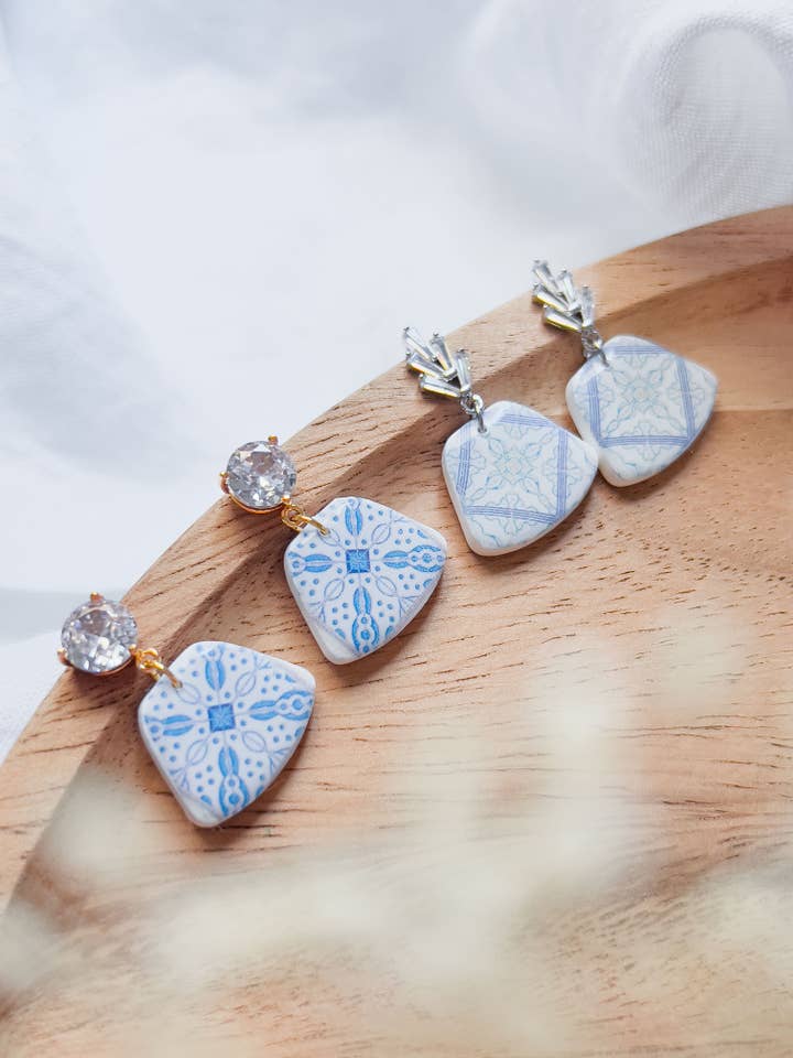 Col K ✦ Boucles d'oreilles élégantes grecques pour la vente par KLAEI DESIGN STUDIO