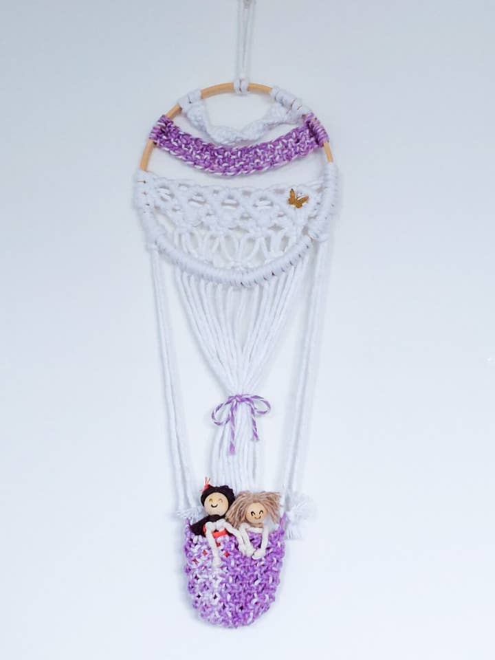 Balloon with 2 boys - Children's decoration in macrame for wholesale by Zaumi Loop