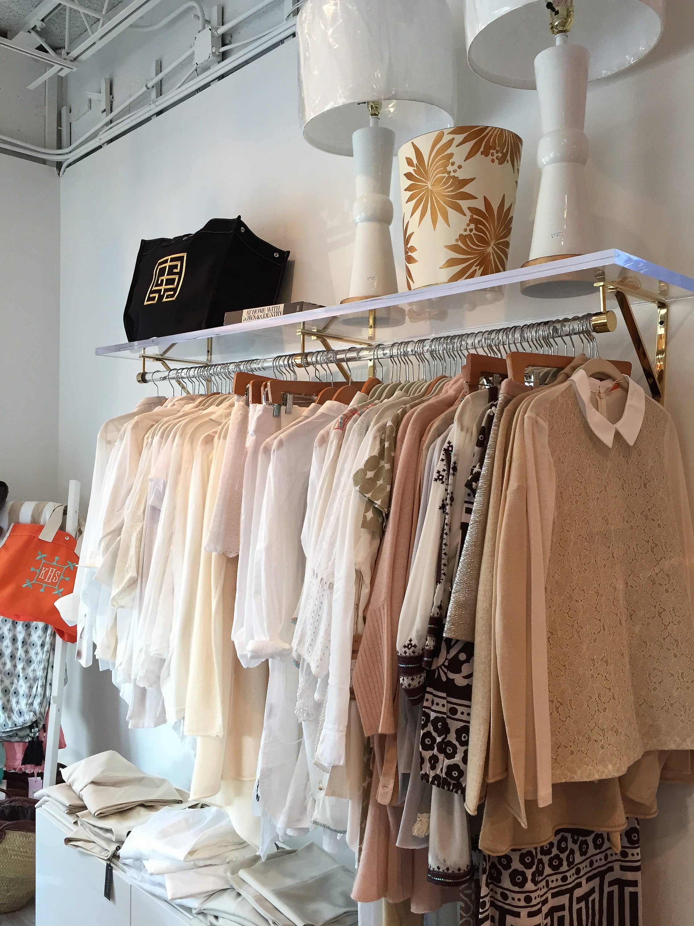 LuxHoldups - Vente Étagères murales - Étagère murale en lucite avec supports en laiton pour placard9