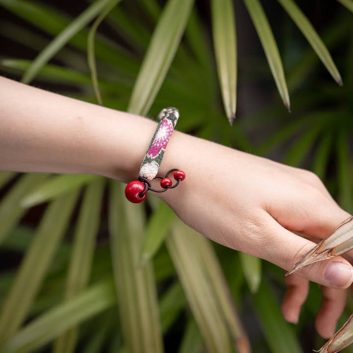 KOTO - Wholesale Beaded Bracelet - Kimono Fabric Bracelet |Green Floral
Pattern made in Kyoto1