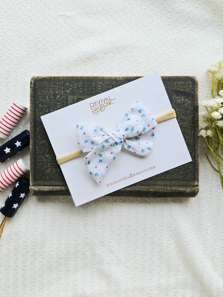 Lille pinwheel-sløjfe på hårbånd • Stjerner og blomster • Sommer for engroshandel hos Revival Bow Co.