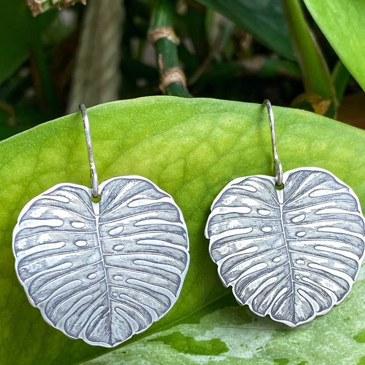 Monstera oorbellen voor wholesale door Krista Tranquilla Studio