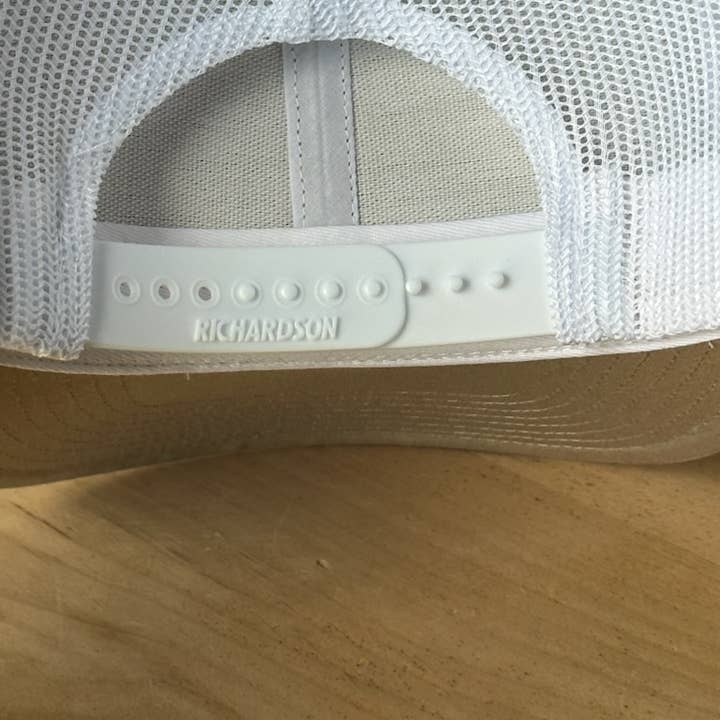 MT ENGRAVED - Vendita all'ingrosso Cappellino da camionista - Unisex - Cappello con toppa in pelle a forma di pesce2