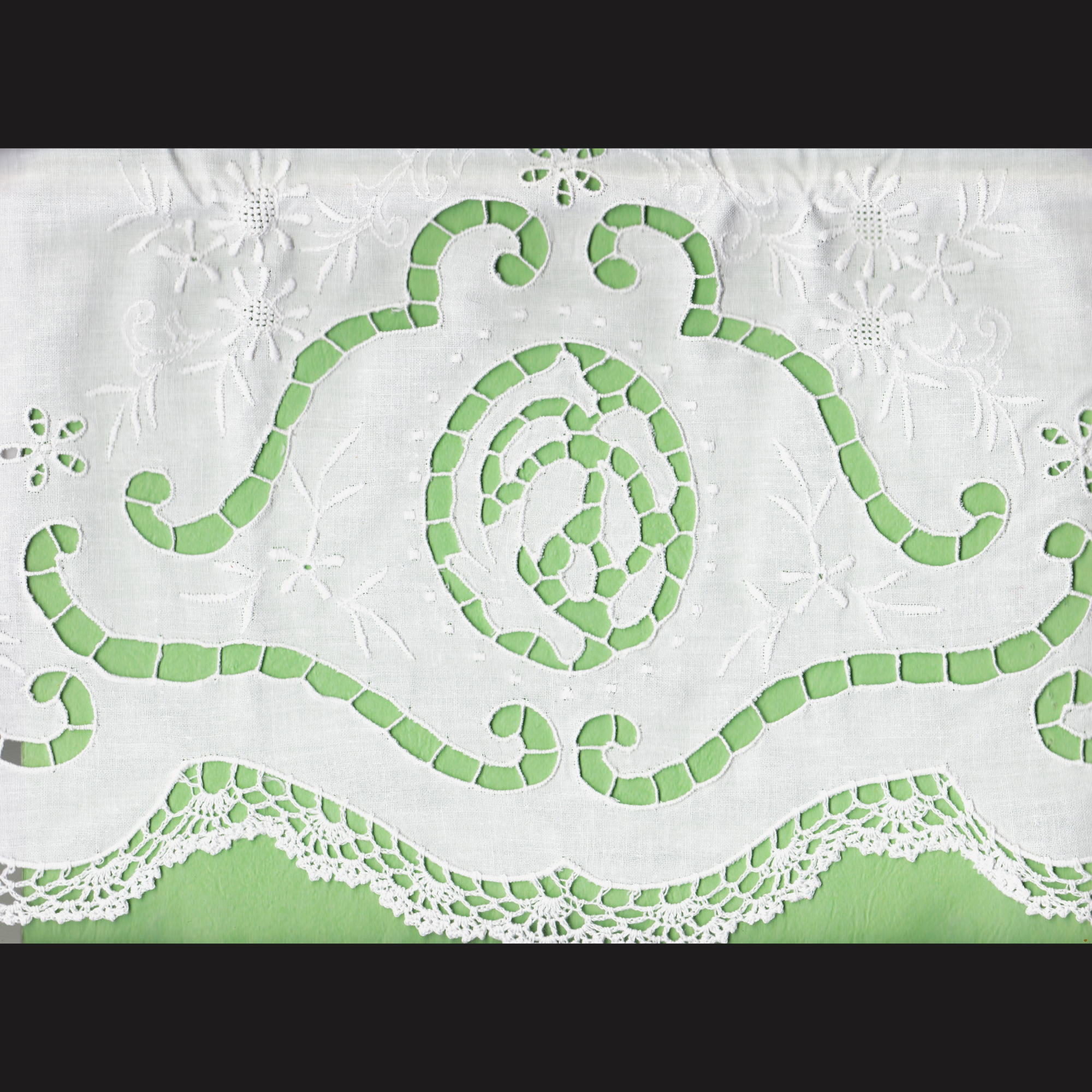 Eastern Sunrise Lace And Linens Inc. - Venta al por mayor Fundas de almohada - Funda de almohada de algodón con encaje de ganchillo y bordado floral estilo sobre1