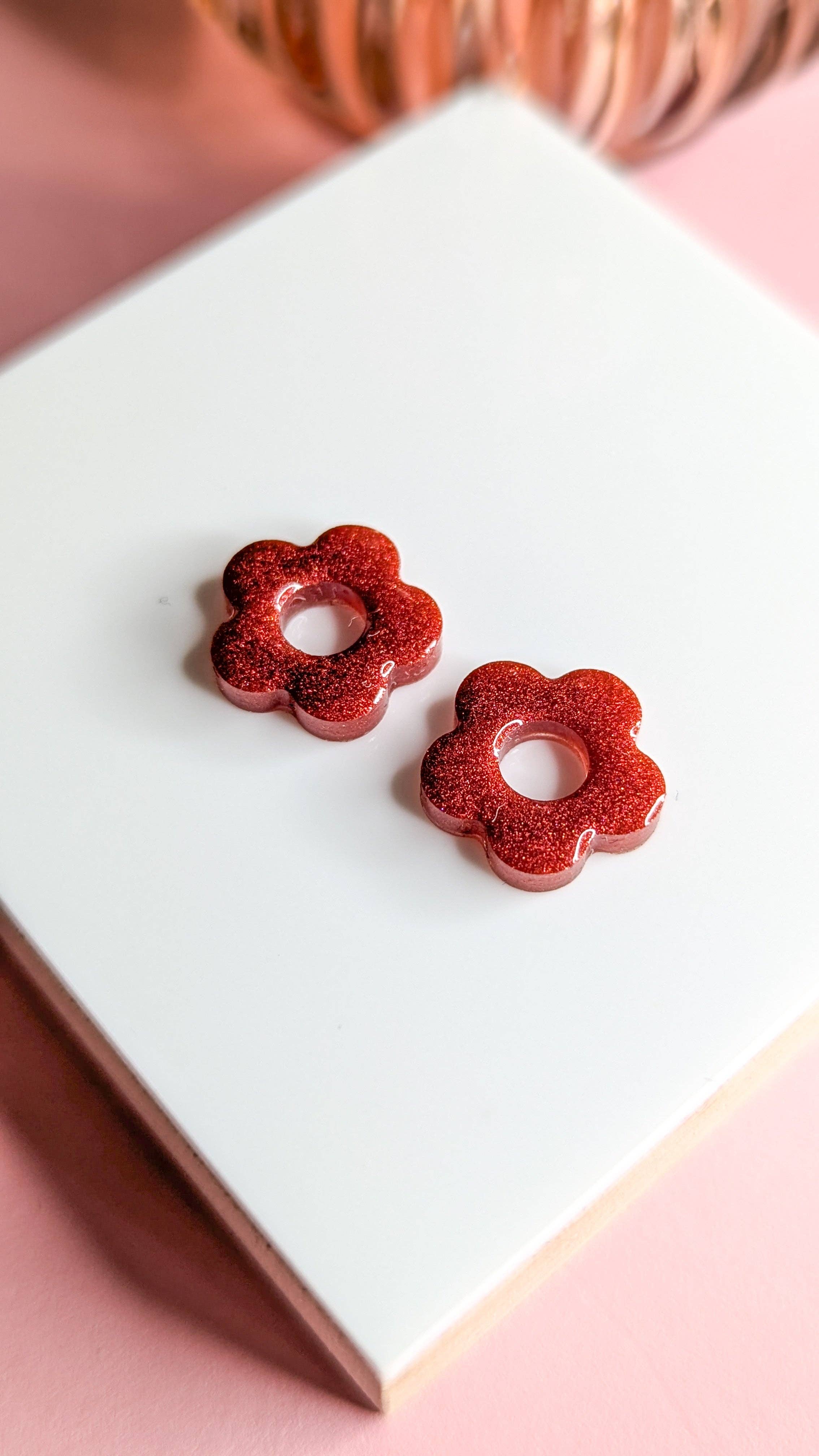 L'atelier Nounille – wholesale Solitärörhängen – Bordeaux epoxihartsprismor| liten blomma0