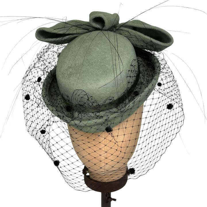 Lux Sage Lady-Like Percher Chapeau Fascinator pour la vente par Kathy Jeanne Millinery