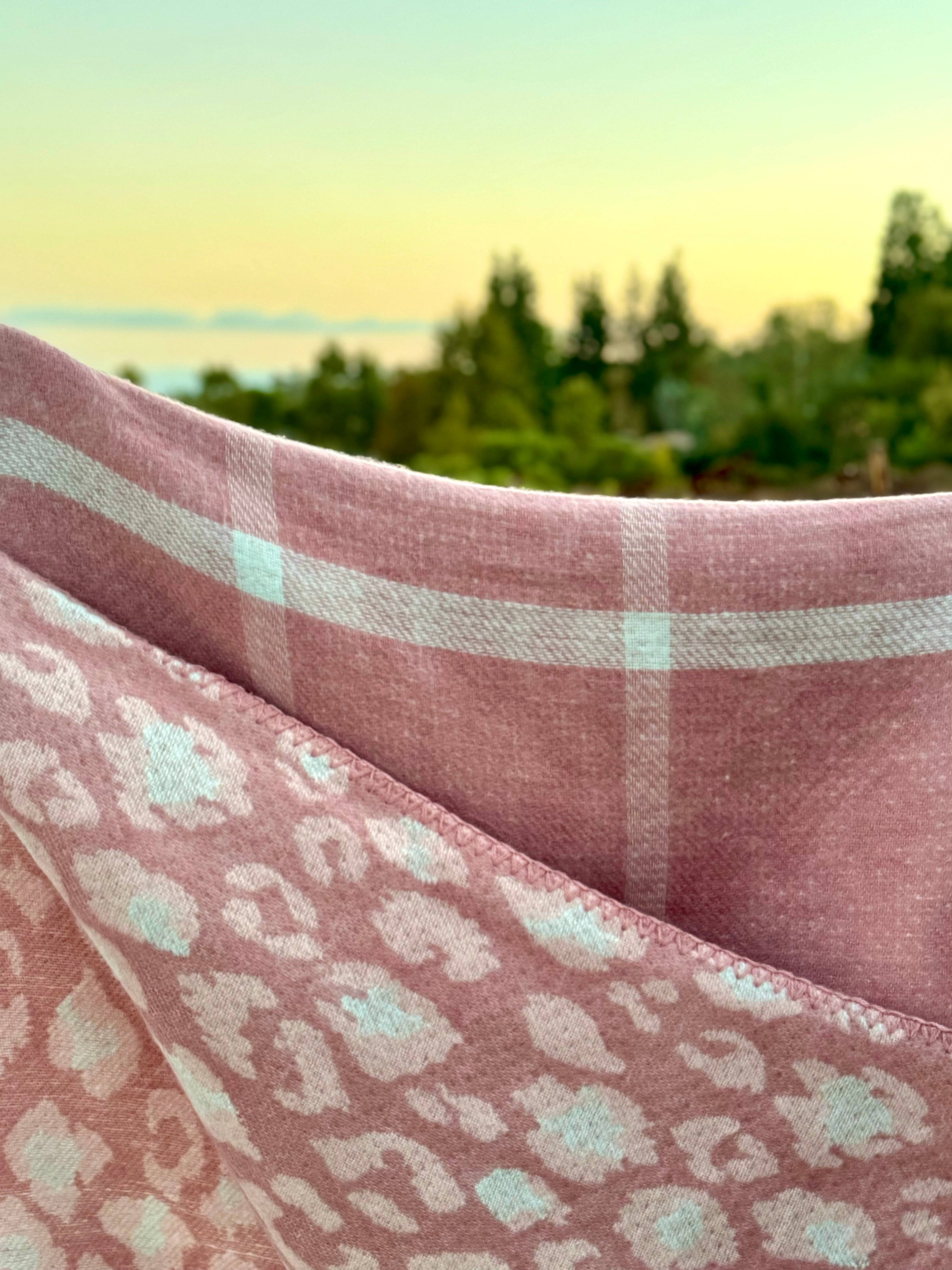 Justin & Taylor - Wholesale Kimono - Women's - The Wild Card | Leopard Print and Lined Double-Sided Kimono3