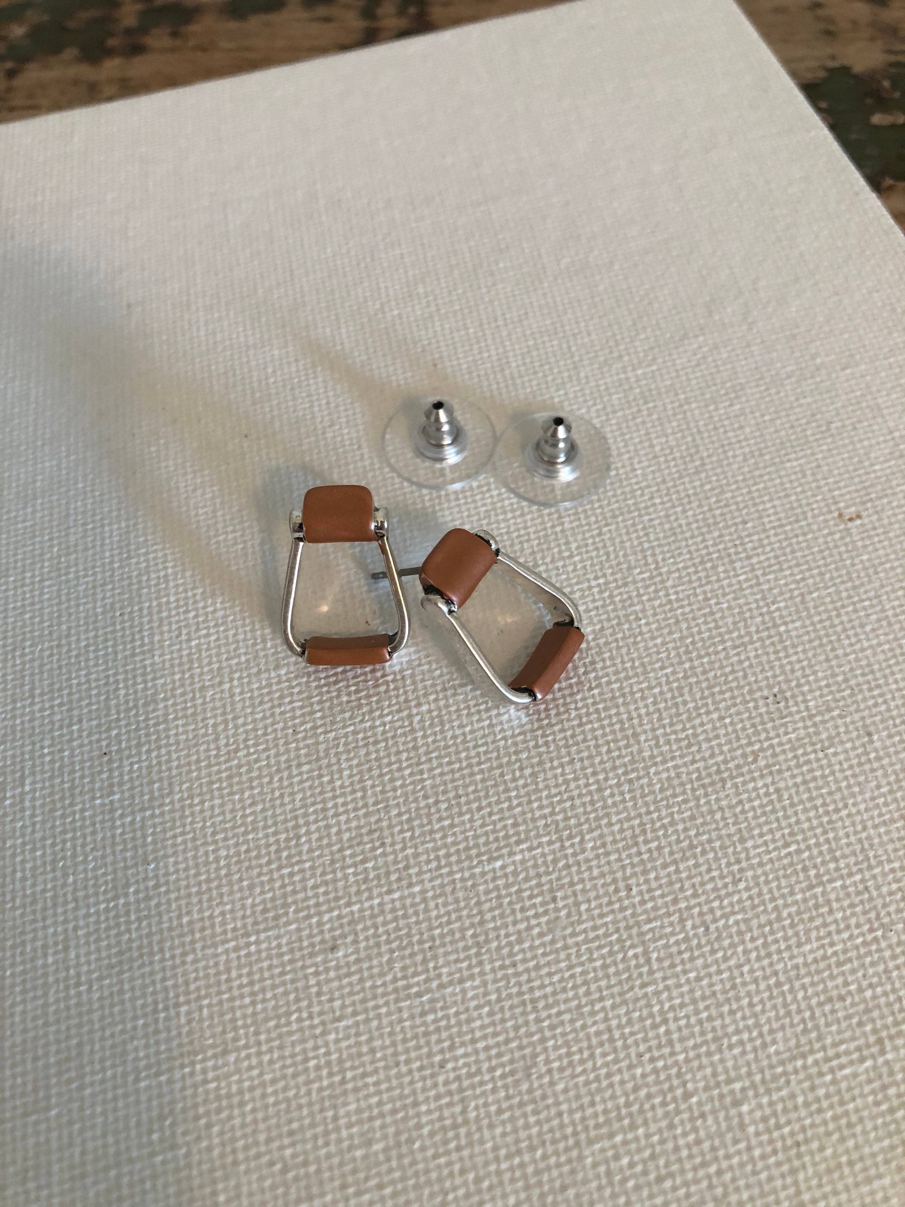 Carol Young Silver - Vendita all'ingrosso Orecchini a bottone - Orecchini a perno con design staffa da sella su cartoncino4