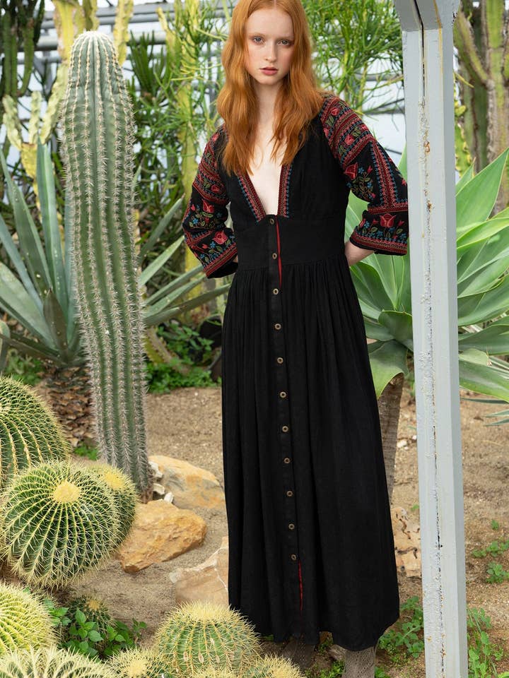 Schwarzes Midikleid aus Viskosestruktur mit polnischer Stickerei für den Großhandel von Pinnacle By Shruti Sancheti