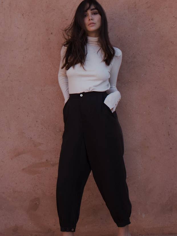 PANTALON CROP INK BRODÉ EN TENCEL BIOLOGIQUE pour la vente par Bynes New York