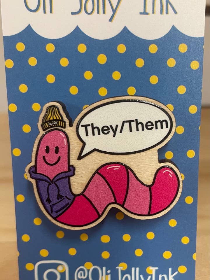 They/Them Worm - Pin con pronombre de madera para venta al por mayor de Oli Jolly Ink