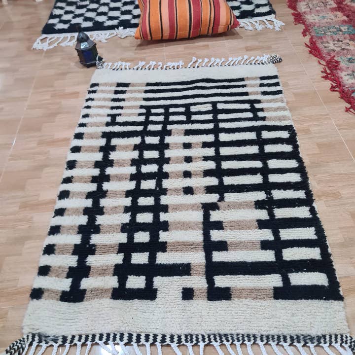 Authentischer handgeknüpfter Beni Ourain Wollteppich 150×250 cm 404 für den Großhandel von Maroccarpets Poufs and pillows wholesale +31648976894