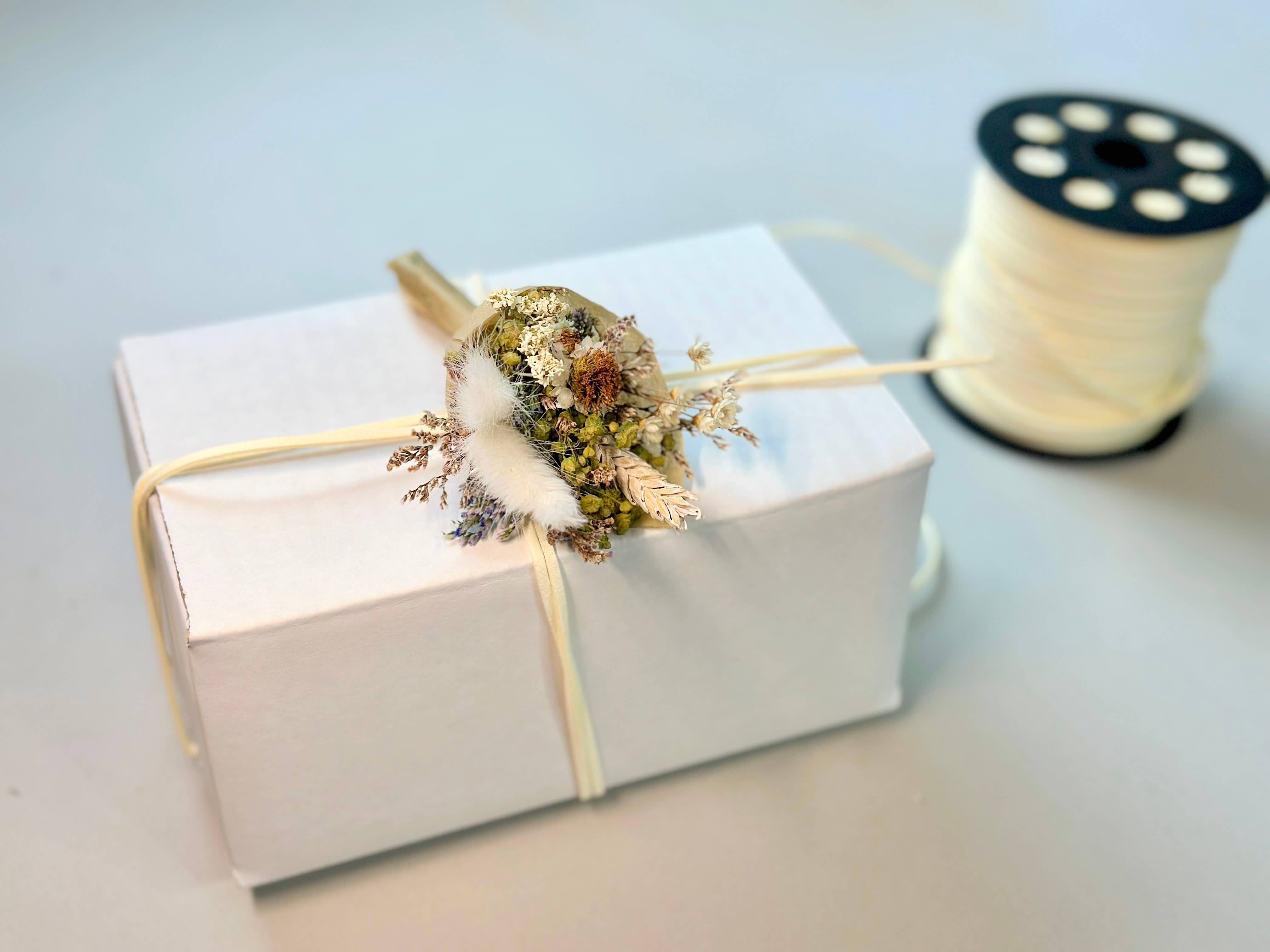 The Gardeners Wife - Wholesale Dried/Pressed Flowers - Dollhouse Bouquet 14