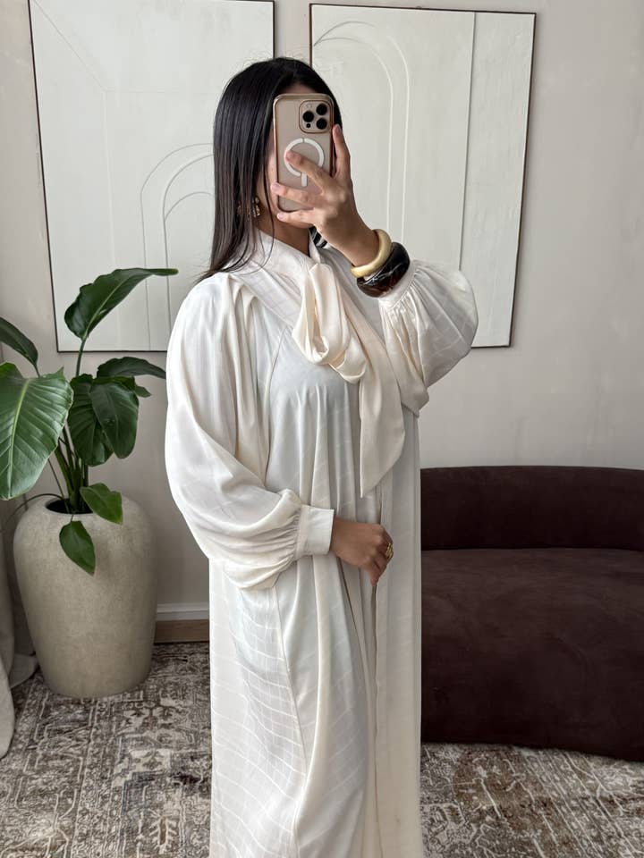 H505-3 Vestido con cuello de lazo Elvara para venta al por mayor de White Icy