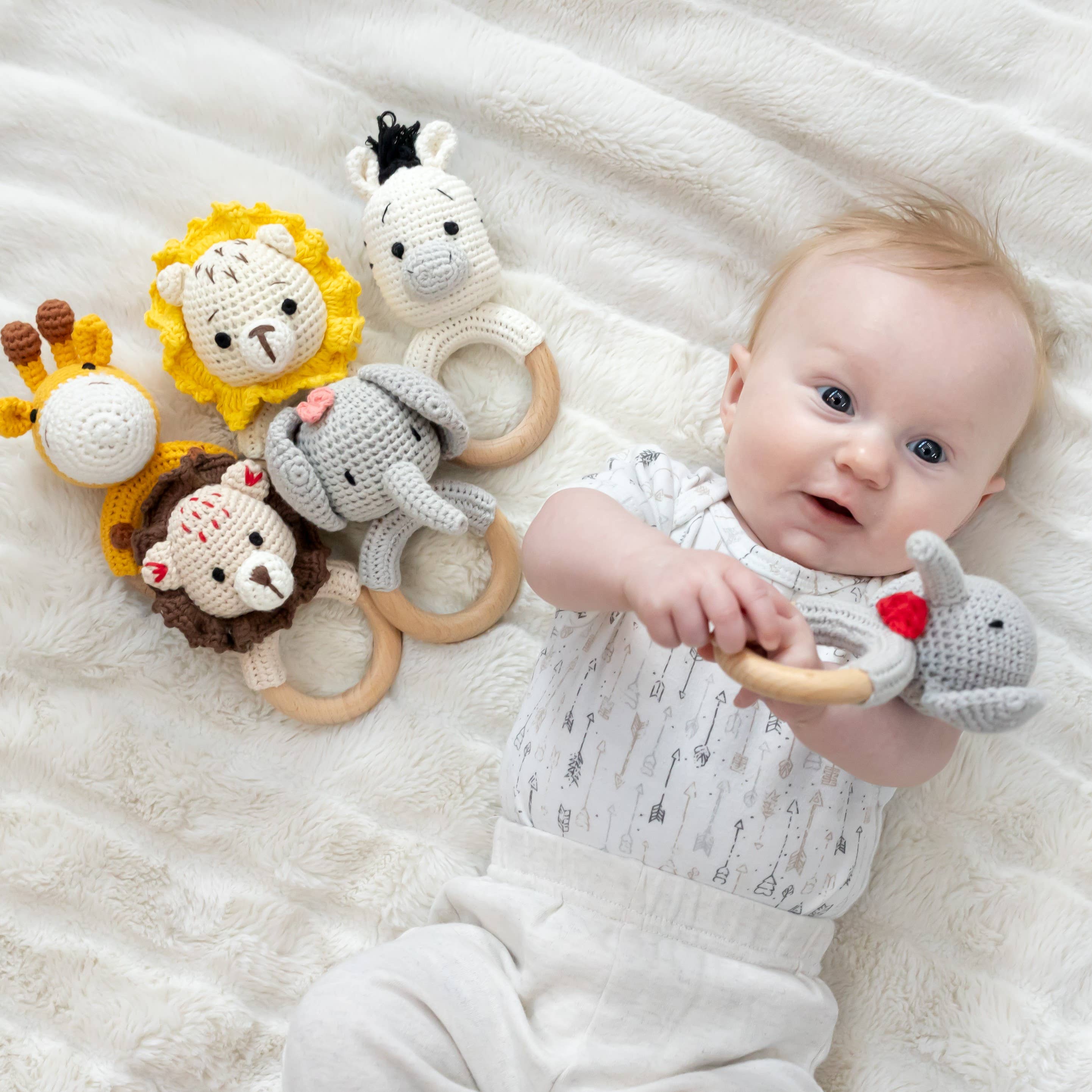 Wonderjoys Baby Co – Großhandel Handrassel – Baby – Von Hand gehäkelte Rasseln mit Tiermotiv — Safari-Kollektion9